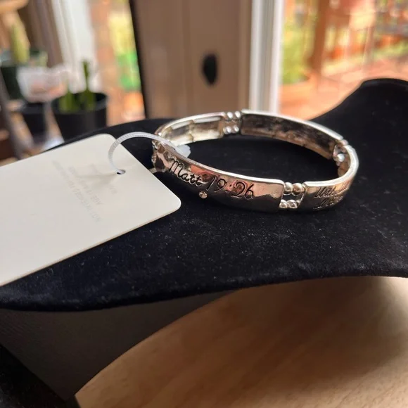 Elegant Silver Bangle Bracelet - Picture 4 of 5